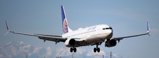 Boeing 737-900 (N39463) - Arriving on 35L on 4-24-17 from New Orleans. Pikes Peak in the background.