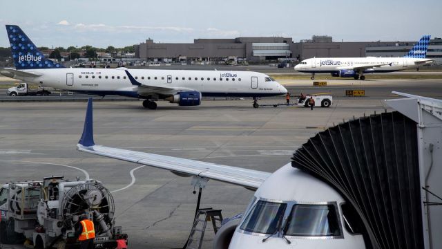 Embraer ERJ-190 (N236JB) - 3 JetBlue aircraft, ill be sad to see the e190s go they are a great aircraft. :(