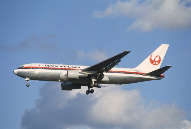 BOEING 767-200 (JA8232) - Final Approach to Narita Intl Airport Rwy34 on 1986/10/19