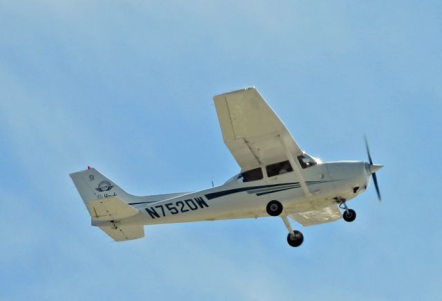 Cessna Skyhawk (N752DW) - Downwind for 27 at Carson City