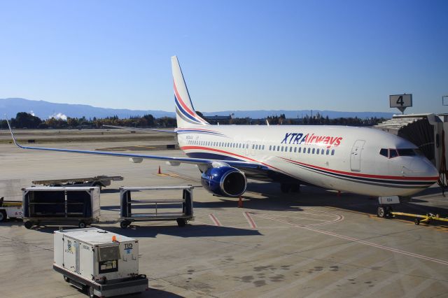 Boeing 737-800 (N624XA)