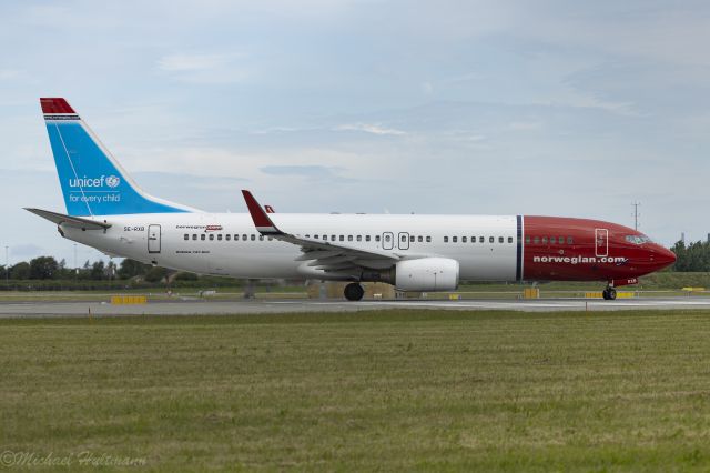 Boeing 737-700 (SE-RXB) - Right og Runway R04