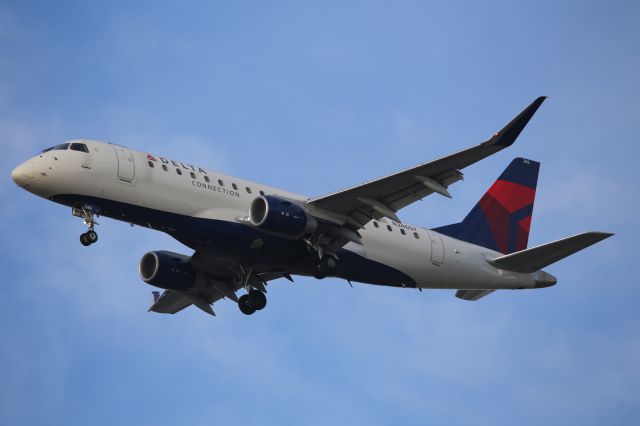 EMBRAER 175 (long wing) (N246SY)