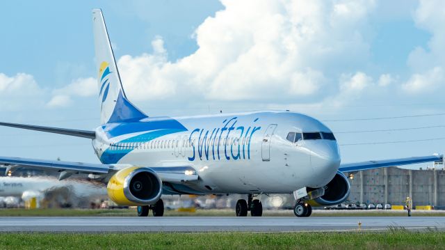 BOEING 737-400 (N804TJ) - Taxiing into position on 12 for departurebr /8/18/18