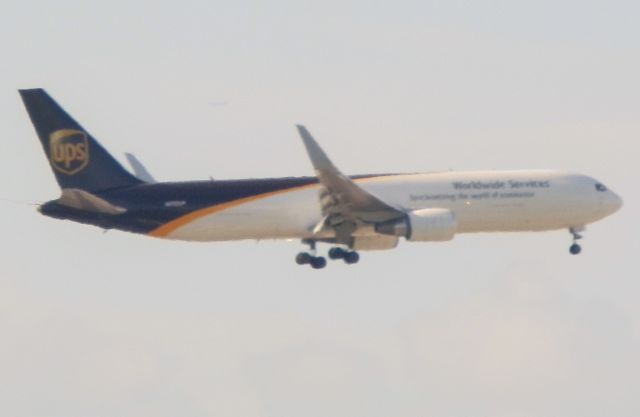 BOEING 767-300 (N352UP)