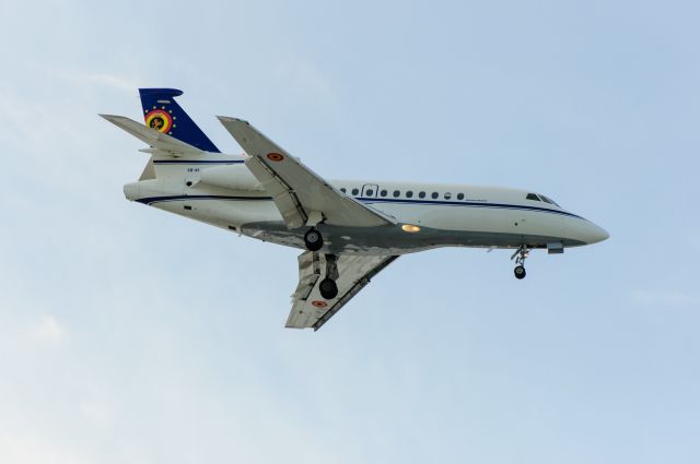 Dassault Falcon 900 (BAF617) - reg:CD-01 final approach runway 34.