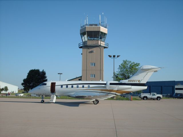 Bombardier Challenger 300 (N885TW)