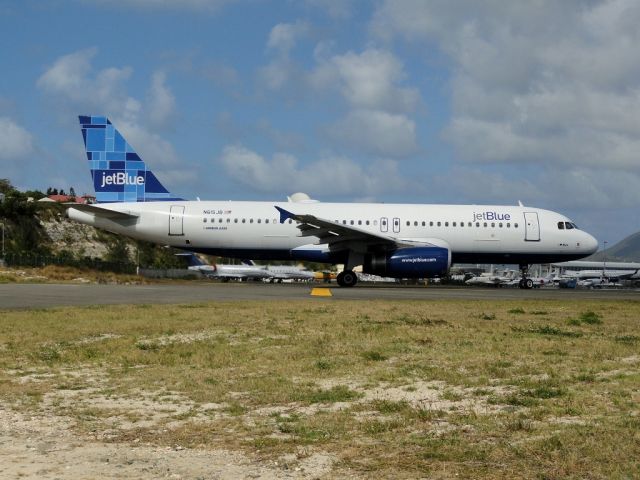 Airbus A320 (N615JB)