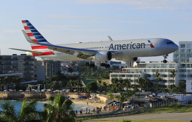 BOEING 767-300 (N342AN)