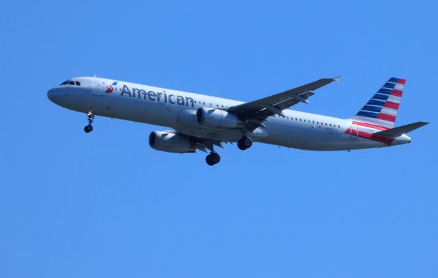 Airbus A321 (N982VJ) - Shown here on approach is an American Airlines Airbus A321 in the Summer of 2018.