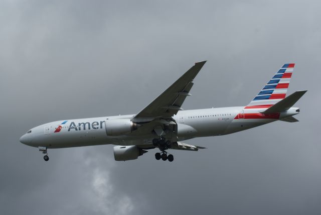 Boeing 777-200 (N772AN) - American Arrival RWY27R B777-223ER cn29580