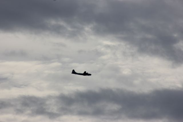 Boeing B-29 Superfortress (N529B) - Boeing B-29 WWII FIFI Super Forteress 1944 Commemorative Air Force (CAF) Au dessus du fleuve St-Laurent en face de la ville de Lavaltrie QC. le 22-07-2018 à 09:05