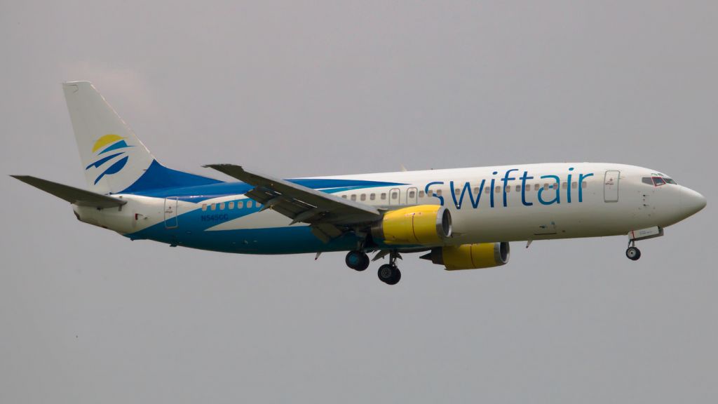 BOEING 737-400 (N545CC) - Rare visitor to YYZ, unfortunately under subpar lighting conditions. Aug 18 2018