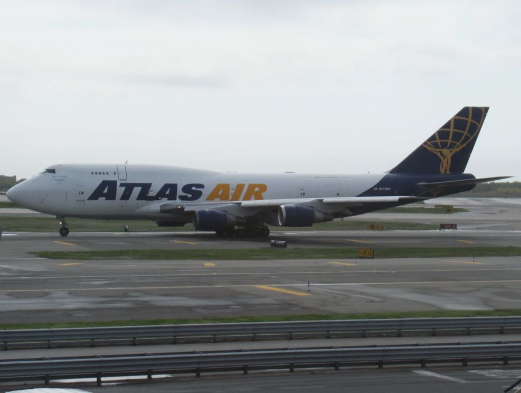 Boeing 747-400 (N472MC)