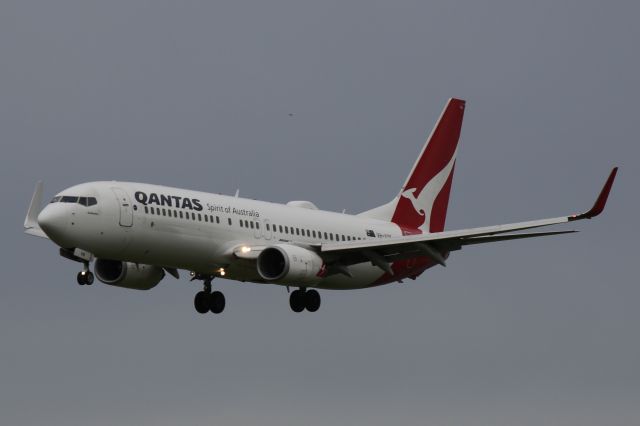 Boeing 737-700 (VH-VYI) - On short finals to runway 05. Landing as QF685 from Melbourne.