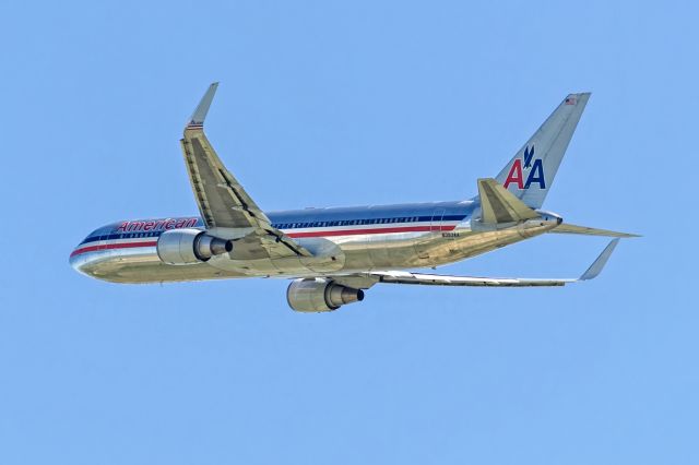 BOEING 767-300 (N353AA)