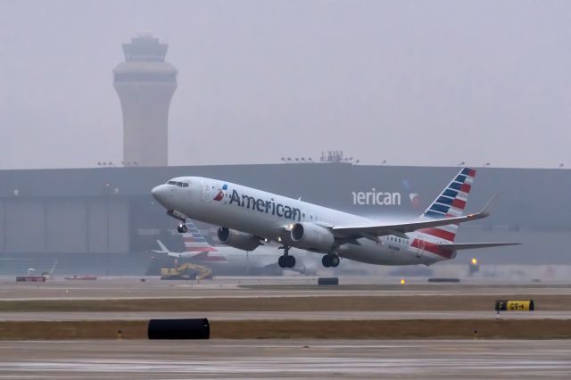 Boeing 737-800 (N918NN)