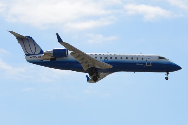N471CA — - United Express CRJ lands at LAX