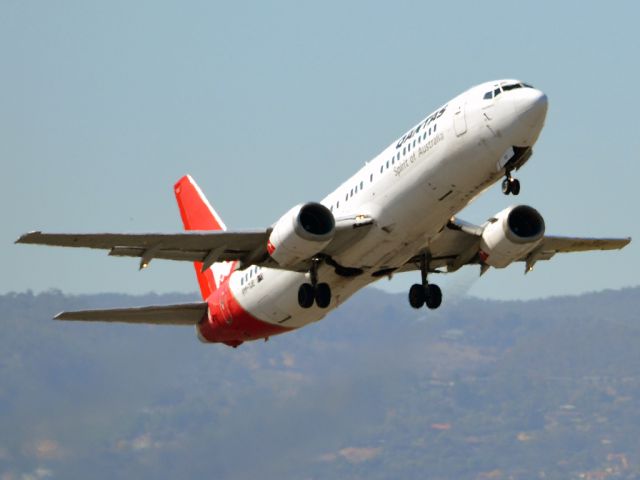 BOEING 737-400 (VH-TJE) - Getting airborne off runway 23. Thursday 12th April 2012.