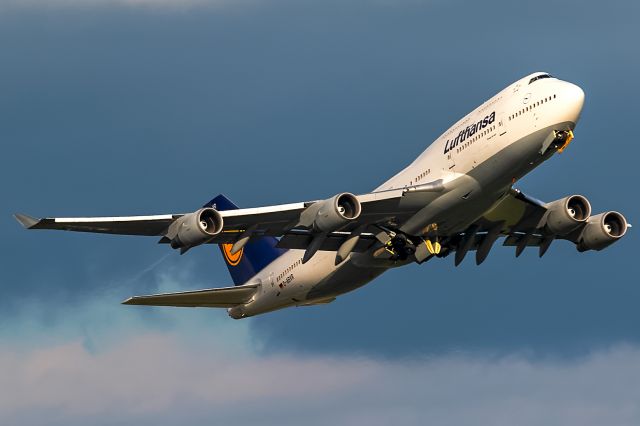 Boeing 747-400 (D-ABVR) - departure without sun