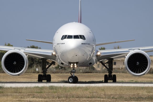 BOEING 777-300 (A6-ENJ)