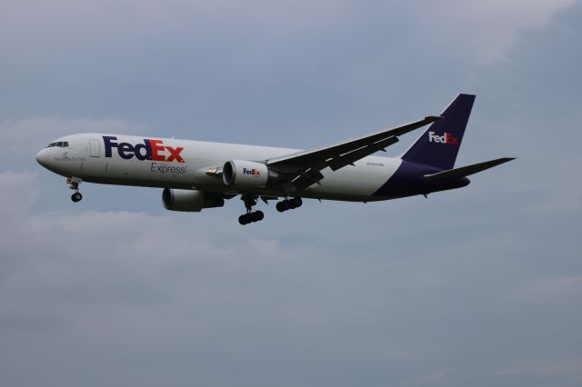 BOEING 767-300 (N112FE)