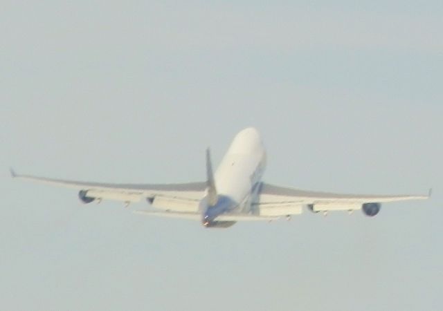 Boeing 747-400 (N415MC)