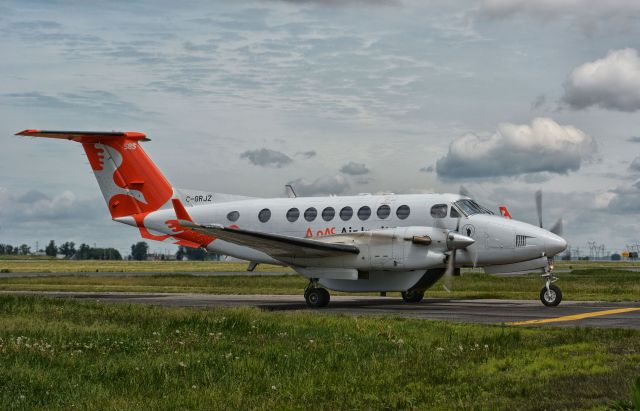 Beechcraft Super King Air 350 (AIE550) - Visiting CYHU, 31-05-2021