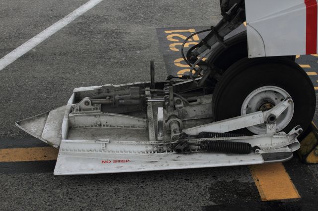 Boeing 737-200 — - The nose gravel deflector on the gravel pack 737-200 belonging to Air North