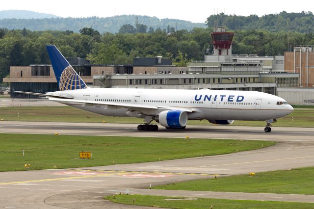 Boeing 777-200 (N782UA)