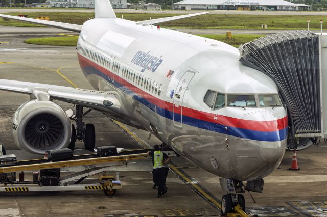 Boeing 737-800 (9M-MLE) - 2nd January, 2020: Loading up her forward cargo bay before departure from Kuching. (See http://www.planexplorer.net/Xploregallery/displayimage.php?pid=1729 )