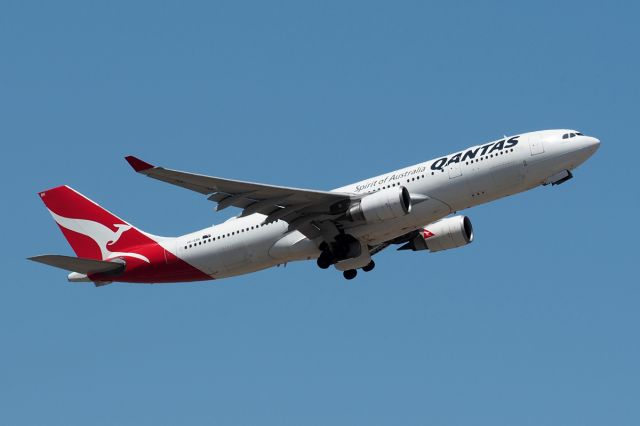 Airbus A330-300 (VH-EBK) - Airbus A330-202 cn 945. Qantas VH-EBK Savannah Way rwy21 departure YPPH 16 November 2022