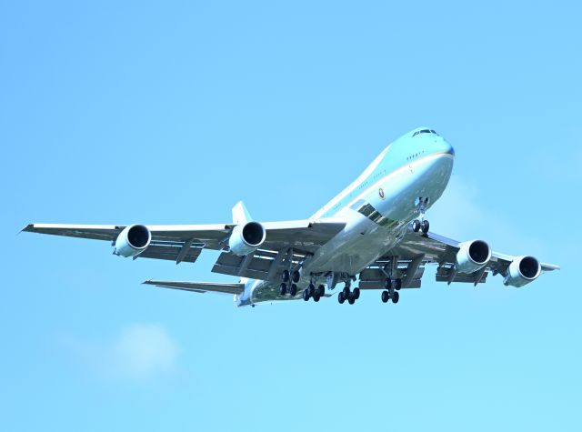 Boeing 747-200 (N28000) - Air Force One on approach for landing at KMKE runway 7R on 9/5/2022.