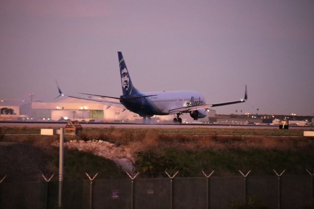 Boeing 737-800 (N551AS)