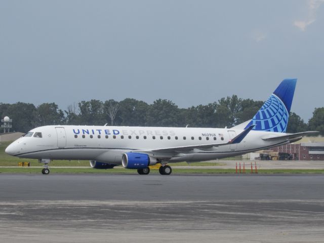 Embraer 175 (N609UX)