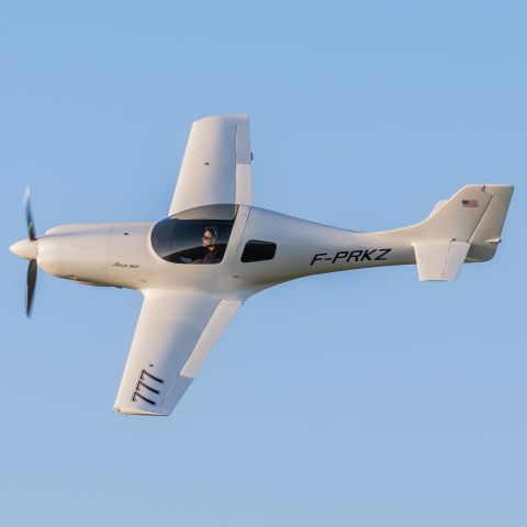 PAI Lancair 320 (F-PRKZ) - High-Speed Flyby of "SPEED HUNTER" a Racing Lancair 360.