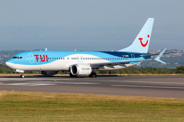 Boeing 737-700 (G-TUMM)