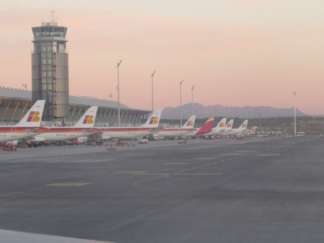 — — - Only one of the aircraft is in the new Iberia livery, an A320 or A321