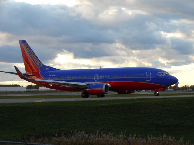 BOEING 737-300 (N613SW)