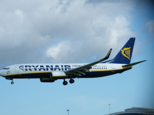 Boeing 737-700 (EI-DCX) - EI DCX LANDING DUBLIN 14/09/13