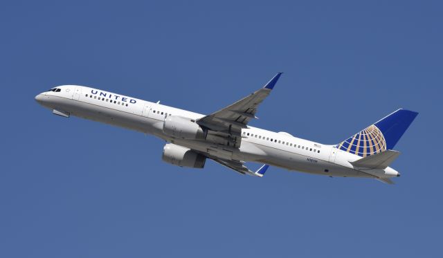 Boeing 757-200 (N18119) - Departing LAX