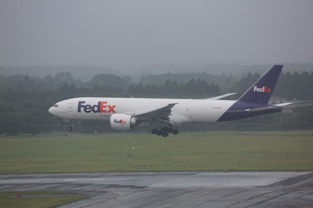 BOEING 777-200LR (N882FD)