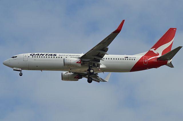 Boeing 737-800 (VH-VXS) - Qantas 737-800 On Final Approach Runway 21.