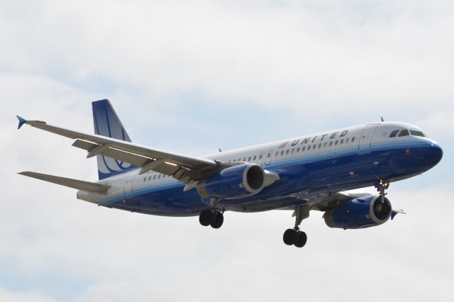 Airbus A320 (N494UA) - UAL A320 landing at LAX