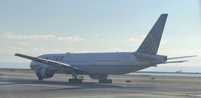 Boeing 777-200 (N774UA)