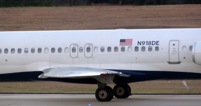 McDonnell Douglas MD-88 (N918DE) - A Delta McDonnell Douglas MD-88 landing at Raleigh-Durham Intl. Airport. This was taken from the observation deck on January 17, 2016 at 5:29 PM. This is flight 1774 from ATL.