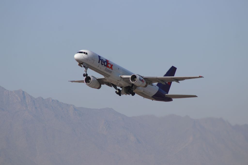 Boeing 757-200 (N970FD)
