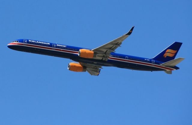 BOEING 757-300 (TF-ISX)