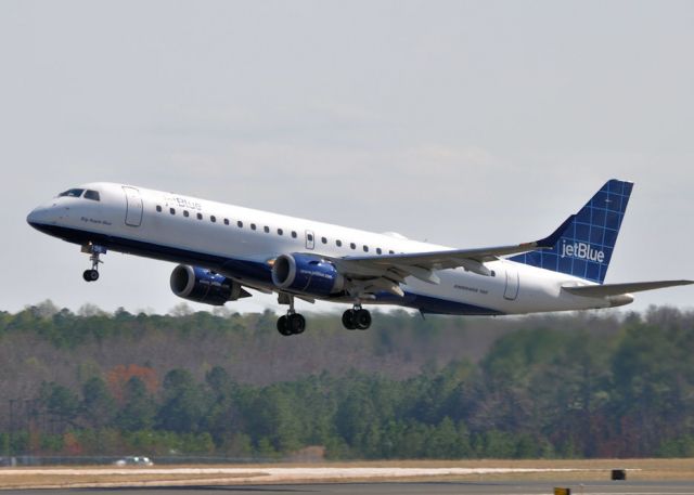 Airbus A320 (N198JB)