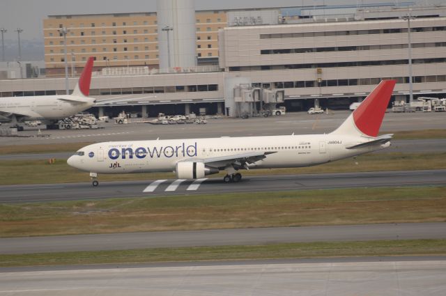 BOEING 767-300 (JA604J) - Landing at Haneda Intl Airport 34L on 2010/11/19 One World c/s